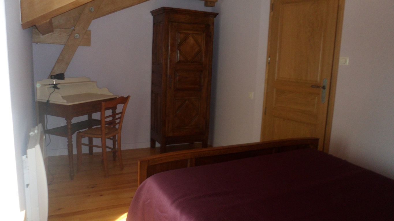 Chambre mansardée à l'étage avec armoire ancienne et bureau, gîte Le Rouge Gorge