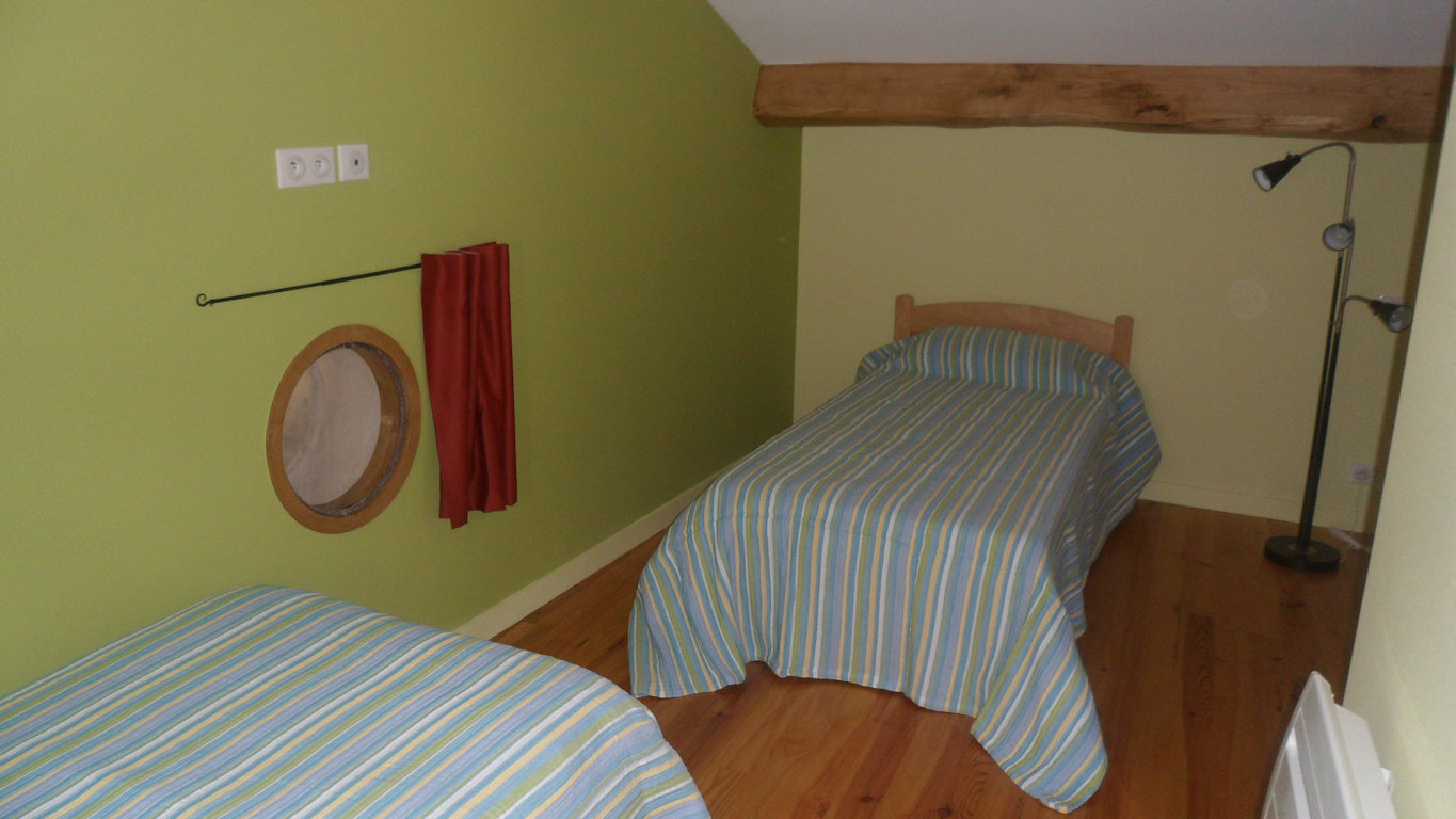 Chambre mansardée à l'étage avec deux lits, gîte Le Rouge Gorge