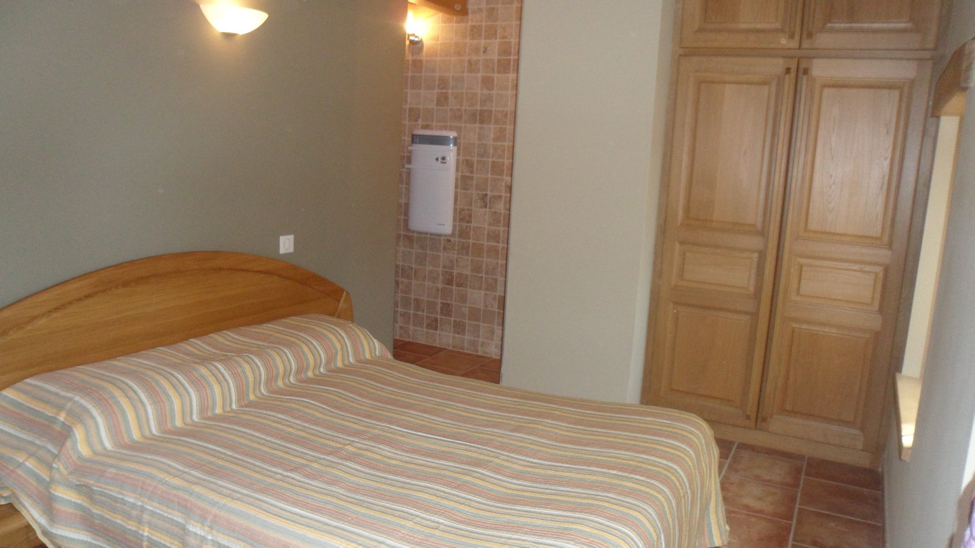 Chambre en rez-de-chaussée avec lit double et armoire, gîte Le Rouge Gorge
