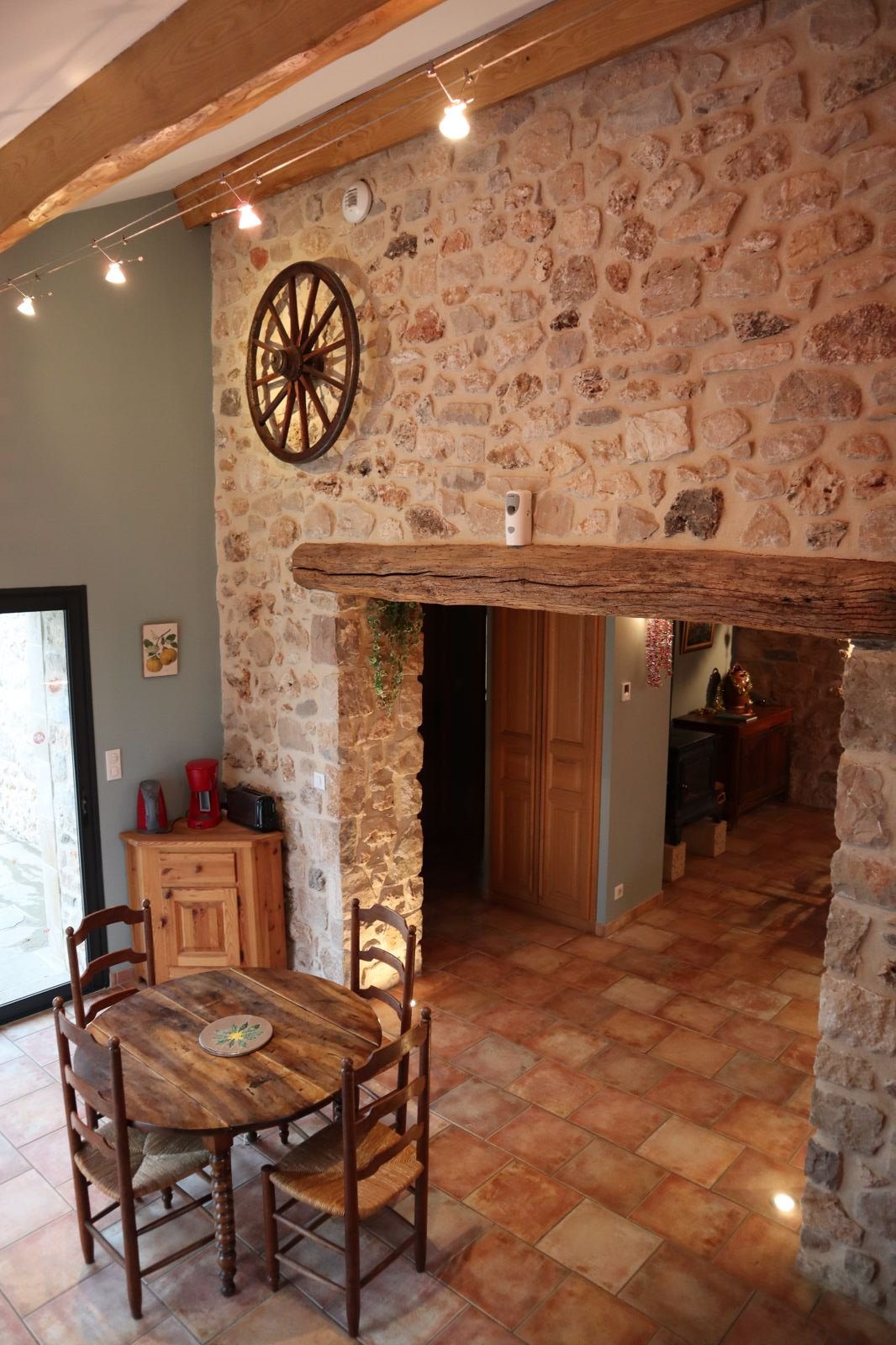 Passage en pierre entre séjour et cuisine, décoration rustique, gîte Le Rouge Gorge