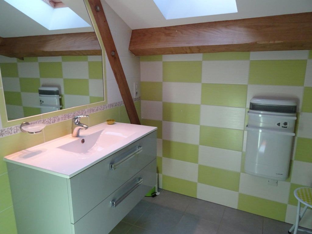 Salle de bain mansardée à l'étage, carrelage vert et blanc, gîte Le Rouge Gorge
